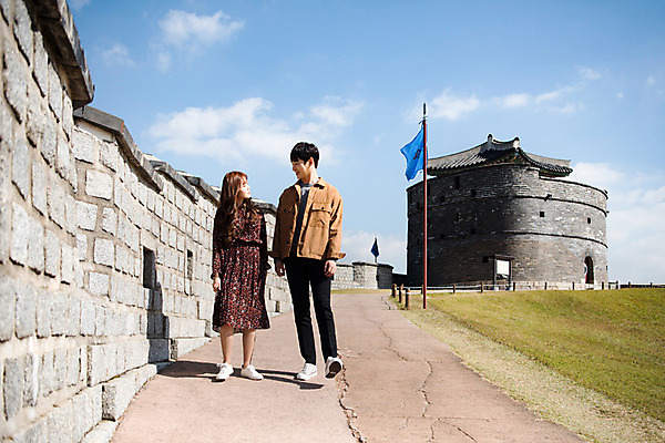 포토 JPG 주간 전신 구름 커플 여자 남자 행복 데이트 하늘 돌담 사랑 사람 잔디 20대 성인 야외 두명 앞모습 마주보기 걷기 산책 한국인 깃발 성 설레임 수원 성곽길 성인만 수원화성 국내포토 자연요소 식물 건축물 감정 길 뷰포인트 한국건축 관계 모션 휴식 동양인 청년 담장 돌_바위 경기도 랜드마크 파일형식