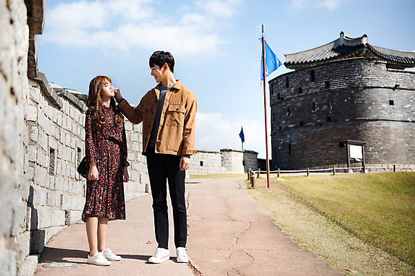 포토 JPG 주간 전신 커플 여자 남자 행복 데이트 장난 놀이 사랑 서기 미소 사람 잔디 20대 성인 야외 두명 앞모습 옆모습 한국인 깃발 볼 즐거움 설레임 수원 성곽길 성인만 수원화성 국내포토 자연요소 식물 감정 길 뷰포인트 한국건축 관계 모션 표정 동양인 청년 신체부위 경기도 랜드마크 파일형식