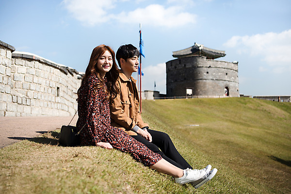 포토 JPG 주간 전신 커플 응시 여자 남자 행복 데이트 사랑 미소 사람 앉기 잔디 20대 성인 야외 두명 옆모습 한국인 성 설레임 수원 성곽길 성인만 수원화성 국내포토 자연요소 식물 건축물 시선 감정 길 뷰포인트 한국건축 관계 모션 표정 동양인 청년 경기도 랜드마크 파일형식