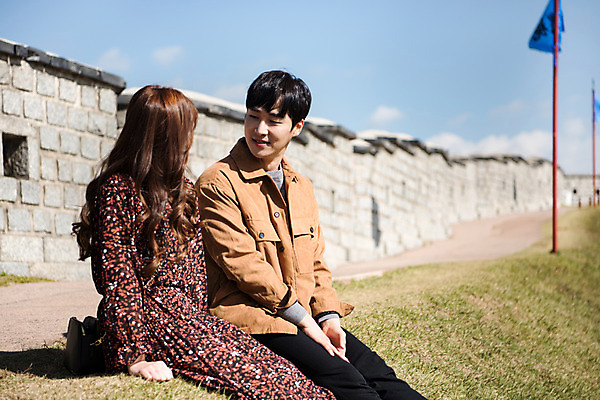 포토 JPG 주간 커플 응시 여자 남자 행복 데이트 사랑 미소 사람 앉기 잔디 상반신 20대 성인 야외 두명 옆모습 마주보기 한국인 설레임 수원 성곽길 성인만 수원화성 국내포토 자연요소 식물 시선 감정 길 뷰포인트 한국건축 관계 모션 표정 동양인 청년 경기도 랜드마크 파일형식