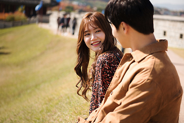 포토 JPG 주간 커플 응시 여자 남자 행복 데이트 사랑 미소 사람 앉기 잔디 상반신 20대 성인 야외 두명 옆모습 마주보기 한국인 설레임 수원 성곽길 성인만 수원화성 국내포토 자연요소 식물 시선 감정 길 뷰포인트 한국건축 관계 모션 표정 동양인 청년 경기도 랜드마크 파일형식