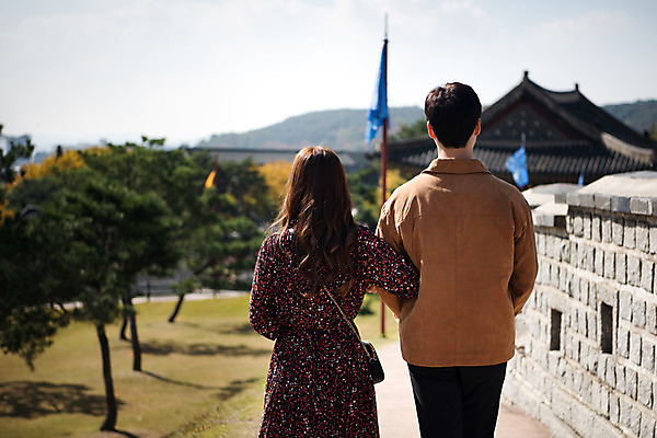 포토 JPG 주간 나무 커플 여자 남자 행복 데이트 돌담 사랑 사람 잔디 상반신 20대 성인 야외 두명 뒷모습 걷기 팔짱 산책 한국인 성 설레임 수원 성곽길 성인만 수원화성 국내포토 자연요소 식물 건축물 감정 길 뷰포인트 한국건축 관계 모션 휴식 동양인 청년 담장 돌_바위 경기도 랜드마크 파일형식