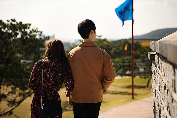 포토 JPG 주간 커플 여자 남자 행복 데이트 돌담 사랑 사람 상반신 20대 성인 야외 두명 뒷모습 걷기 팔짱 한국인 주머니손 설레임 수원 성곽길 성인만 수원화성 국내포토 자연요소 감정 길 뷰포인트 한국건축 관계 모션 동양인 청년 담장 돌_바위 경기도 랜드마크 파일형식