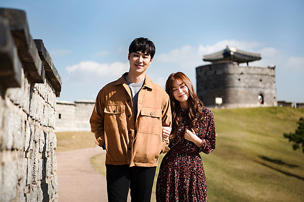 포토 JPG 주간 커플 여자 남자 행복 데이트 사랑 미소 사람 잔디 상반신 20대 성인 야외 두명 앞모습 걷기 팔짱 산책 한국인 설레임 수원 성곽길 성인만 수원화성 국내포토 자연요소 식물 감정 길 뷰포인트 한국건축 관계 모션 휴식 표정 동양인 청년 경기도 랜드마크 파일형식