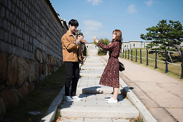 포토 JPG 주간 전신 커플 여자 남자 행복 데이트 장난 놀이 돌담 사랑 서기 미소 사람 20대 성인 야외 두명 옆모습 마주보기 계단 한국인 가위바위보 즐거움 설레임 수원 성곽길 성인만 수원화성 국내포토 자연요소 감정 길 뷰포인트 한국건축 관계 모션 표정 동양인 청년 담장 돌_바위 경기도 랜드마크 파일형식