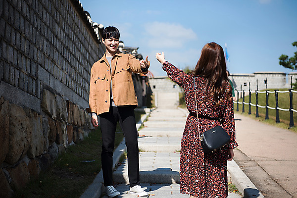 포토 JPG 주간 전신 커플 여자 남자 행복 데이트 놀이 돌담 사랑 미소 사람 상반신 20대 성인 야외 두명 앞모습 뒷모습 계단 한국인 가위바위보 즐거움 설레임 수원 성곽길 성인만 수원화성 국내포토 자연요소 감정 길 뷰포인트 한국건축 관계 표정 동양인 청년 담장 돌_바위 경기도 랜드마크 파일형식