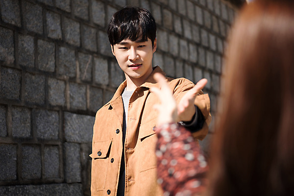 포토 JPG 주간 커플 응시 여자 남자 행복 데이트 놀이 돌담 사랑 사람 상반신 20대 성인 야외 두명 앞모습 뒷모습 아웃포커스 한국인 가위바위보 설레임 수원 성곽길 성인만 수원화성 국내포토 자연요소 시선 감정 길 뷰포인트 한국건축 관계 촬영기법 동양인 청년 담장 돌_바위 경기도 랜드마크 파일형식