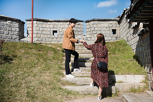 포토 JPG 주간 전신 커플 여자 남자 행복 데이트 돌담 사랑 사람 잔디 20대 성인 야외 두명 옆모습 뒷모습 마주보기 계단 손잡기 한국인 성 오르기 설레임 수원 성곽길 성인만 수원화성 국내포토 자연요소 식물 건축물 감정 길 뷰포인트 한국건축 관계 모션 동양인 청년 담장 돌_바위 경기도 랜드마크 파일형식