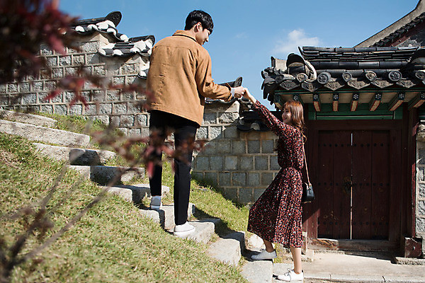 포토 JPG 주간 전신 커플 여자 남자 행복 데이트 돌담 사랑 사람 20대 성인 야외 두명 옆모습 뒷모습 계단 손잡기 한국인 대문 오르기 기와지붕 설레임 수원 성곽길 성인만 수원화성 국내포토 자연요소 감정 길 뷰포인트 한국건축 관계 모션 지붕 기와 동양인 청년 담장 문 돌_바위 경기도 랜드마크 파일형식