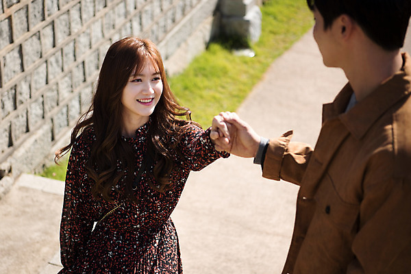 포토 JPG 주간 커플 응시 여자 남자 행복 데이트 돌담 사랑 미소 사람 상반신 20대 성인 야외 두명 앞모습 옆모습 마주보기 손잡기 한국인 설레임 수원 성곽길 성인만 수원화성 국내포토 자연요소 시선 감정 길 뷰포인트 한국건축 관계 모션 표정 동양인 청년 담장 돌_바위 경기도 랜드마크 파일형식