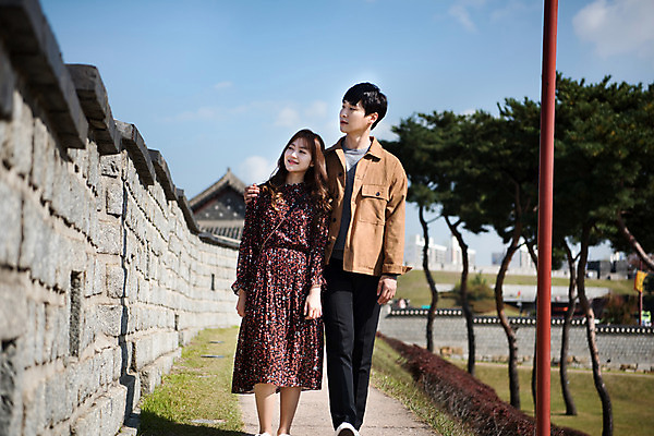 포토 JPG 주간 전신 커플 응시 여자 남자 행복 데이트 사랑 미소 사람 20대 성인 야외 두명 앞모습 걷기 산책 한국인 소나무 성 설레임 수원 성곽길 성인만 어깨에손 수원화성 국내포토 자연요소 나무 건축물 시선 감정 길 뷰포인트 한국건축 관계 모션 휴식 표정 동양인 청년 경기도 랜드마크 파일형식