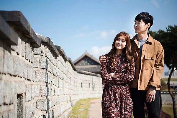 포토 JPG 주간 커플 응시 여자 남자 행복 데이트 사랑 미소 사람 상반신 20대 성인 야외 두명 앞모습 걷기 팔짱 산책 한국인 성 설레임 수원 성곽길 성인만 어깨에손 수원화성 국내포토 자연요소 건축물 시선 감정 길 뷰포인트 한국건축 관계 모션 휴식 표정 동양인 청년 경기도 랜드마크 파일형식