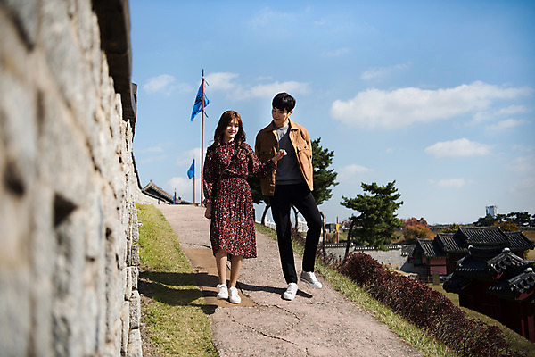 포토 JPG 주간 전신 구름 커플 응시 여자 남자 행복 데이트 하늘 돌담 사랑 미소 사람 20대 성인 야외 두명 앞모습 걷기 산책 한국인 설레임 수원 성곽길 성인만 수원화성 국내포토 자연요소 시선 감정 길 뷰포인트 한국건축 관계 모션 휴식 표정 동양인 청년 담장 돌_바위 경기도 랜드마크 파일형식