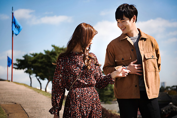 포토 JPG 주간 구름 커플 응시 여자 남자 행복 데이트 하늘 사랑 미소 사람 상반신 20대 성인 야외 두명 앞모습 걷기 한국인 가리킴 설레임 수원 성곽길 성인만 수원화성 국내포토 자연요소 시선 감정 길 뷰포인트 한국건축 관계 모션 표정 동양인 손짓 청년 경기도 랜드마크 파일형식