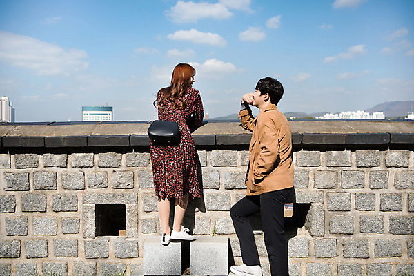 포토 JPG 주간 전신 구름 커플 여자 남자 행복 데이트 하늘 돌담 대화 사랑 서기 미소 사람 20대 성인 야외 두명 옆모습 뒷모습 기댐 한국인 돌계단 설레임 수원 성곽길 성인만 수원화성 국내포토 자연요소 감정 길 뷰포인트 한국건축 관계 모션 표정 말하기 동양인 청년 담장 계단 돌_바위 경기도 랜드마크 파일형식