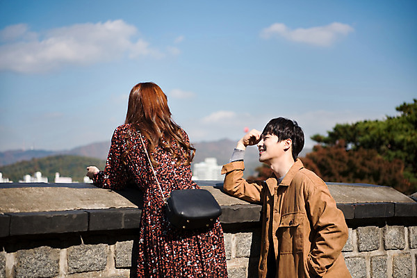 포토 JPG 주간 구름 커플 응시 여자 남자 행복 데이트 하늘 돌담 대화 사랑 미소 사람 상반신 20대 성인 야외 두명 옆모습 뒷모습 기댐 한국인 설레임 수원 성곽길 성인만 수원화성 국내포토 자연요소 시선 감정 길 뷰포인트 한국건축 관계 모션 표정 말하기 동양인 청년 담장 돌_바위 경기도 랜드마크 파일형식