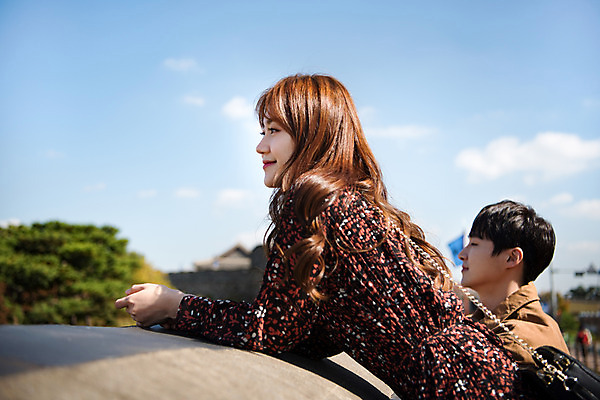 포토 JPG 주간 커플 응시 여자 남자 행복 데이트 돌담 사랑 미소 사람 상반신 20대 성인 야외 두명 옆모습 기댐 한국인 설레임 수원 성곽길 성인만 수원화성 국내포토 자연요소 시선 감정 길 뷰포인트 한국건축 관계 모션 표정 동양인 청년 담장 돌_바위 경기도 랜드마크 파일형식