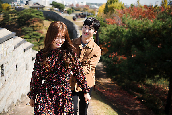 포토 JPG 주간 커플 응시 여자 남자 행복 데이트 사랑 미소 사람 상반신 20대 성인 야외 두명 앞모습 한국인 언덕 설레임 수원 성곽길 성인만 수원화성 국내포토 자연요소 시선 감정 길 뷰포인트 한국건축 관계 표정 동양인 청년 경기도 랜드마크 파일형식