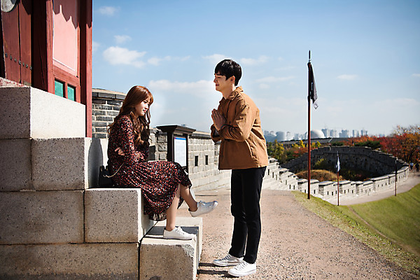 포토 JPG 주간 전신 커플 여자 남자 행복 고건축 데이트 사랑 사람 앉기 20대 성인 야외 두명 옆모습 팔짱 계단 한국인 분노 성 사죄 설레임 용서 삐침 수원 진심 성곽길 성인만 수원화성 국내포토 자연요소 건축물 감정 길 뷰포인트 컨셉 한국건축 관계 모션 동양인 청년 경기도 랜드마크 파일형식