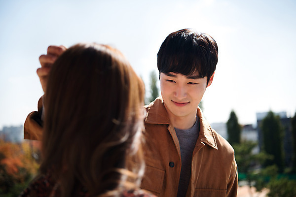 포토 JPG 주간 커플 응시 여자 남자 행복 데이트 사랑 미소 사람 상반신 20대 성인 야외 두명 앞모습 뒷모습 마주보기 한국인 설레임 수원 성곽길 성인만 쓰다듬기 수원화성 국내포토 자연요소 시선 감정 길 뷰포인트 한국건축 관계 모션 표정 동양인 청년 경기도 랜드마크 파일형식