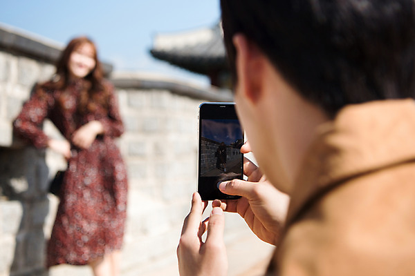 포토 JPG 주간 커플 여자 남자 행복 포즈 데이트 돌담 사랑 미소 사람 상반신 20대 성인 야외 두명 앞모습 뒷모습 아웃포커스 스마트폰 사진촬영 한국인 설레임 수원 성곽길 성인만 수원화성 국내포토 자연요소 감정 길 뷰포인트 한국건축 관계 촬영기법 표정 동양인 청년 핸드폰 스마트기기 담장 촬영 돌_바위 경기도 랜드마크 파일형식