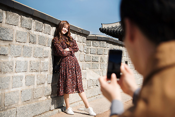 포토 JPG 주간 전신 커플 여자 남자 행복 포즈 데이트 돌담 사랑 미소 사람 상반신 20대 성인 야외 두명 앞모습 뒷모습 아웃포커스 스마트폰 사진촬영 기댐 한국인 설레임 수원 성곽길 성인만 수원화성 국내포토 자연요소 감정 길 뷰포인트 한국건축 관계 모션 촬영기법 표정 동양인 청년 핸드폰 스마트기기 담장 촬영 돌_바위 경기도 랜드마크 파일형식