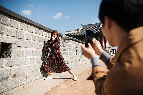 포토 JPG 주간 전신 커플 여자 남자 행복 포즈 데이트 돌담 사랑 사람 상반신 20대 성인 야외 두명 앞모습 뒷모습 아웃포커스 스마트폰 사진촬영 한국인 설레임 수원 성곽길 성인만 수원화성 국내포토 자연요소 감정 길 뷰포인트 한국건축 관계 촬영기법 동양인 청년 핸드폰 스마트기기 담장 촬영 돌_바위 경기도 랜드마크 파일형식