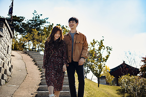 포토 JPG 주간 커플 여자 남자 행복 데이트 사랑 미소 사람 상반신 20대 성인 야외 두명 앞모습 걷기 계단 산책 한국인 즐거움 설레임 수원 성곽길 성인만 수원화성 국내포토 자연요소 감정 길 뷰포인트 한국건축 관계 모션 휴식 표정 동양인 청년 경기도 랜드마크 파일형식