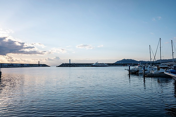 포토 JPG 주간 구름 바다 자연 하늘 풍경 사람없음 야외 항구 어선 방파제 울릉도 저동항 국내포토 자연요소 공공시설 섬 배_교통 교통시설 경상북도 생태계 파일형식