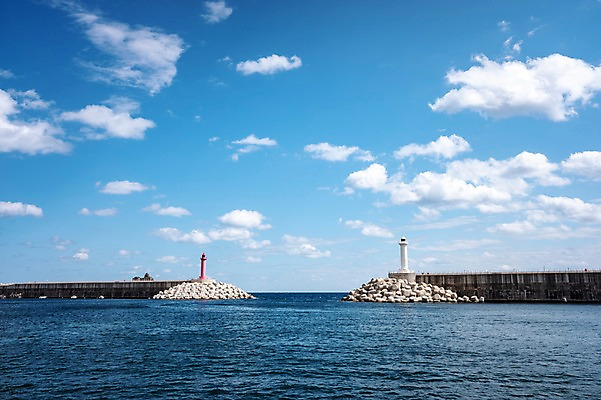 포토 JPG 주간 구름 바다 자연 하늘 등대 풍경 사람없음 야외 항구 방파제 울릉도 저동항 테트라포드 국내포토 자연요소 공공시설 섬 교통시설 경상북도 생태계 파일형식