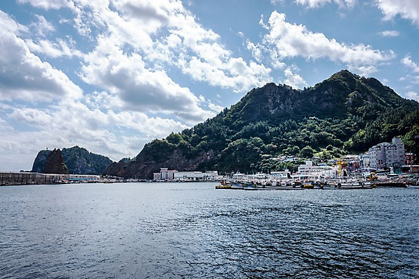 포토 JPG 주간 구름 바다 자연 하늘 산 풍경 사람없음 야외 마을 항구 어선 울릉도 저동항 국내포토 자연요소 섬 배_교통 교통시설 경상북도 생태계 파일형식