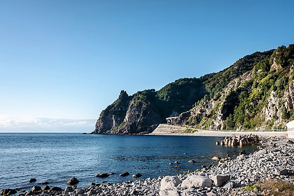 포토 JPG 주간 바다 자연 풍경 해변 사람없음 야외 조약돌 울릉도 곰바위 국내포토 자연요소 섬 돌_바위 바위_돌 경상북도 생태계 파일형식