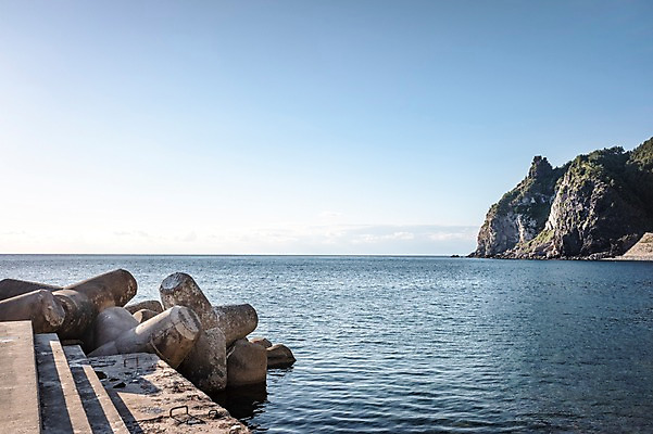 포토 JPG 주간 바다 자연 풍경 사람없음 야외 항구 방파제 울릉도 곰바위 테트라포드 국내포토 자연요소 공공시설 섬 교통시설 바위_돌 경상북도 생태계 파일형식