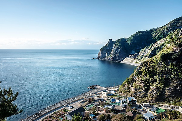 포토 JPG 주간 바다 자연 주택 풍경 해변 사람없음 야외 마을 산등성이 울릉도 곰바위 국내포토 자연요소 섬 산 건물 바위_돌 경상북도 생태계 파일형식