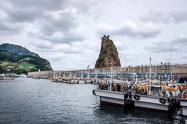 포토 JPG 주간 구름 자연 하늘 풍경 사람없음 야외 항구 바위 어선 방파제 울릉도 저동항 선박 촛대바위_울릉도 국내포토 자연요소 공공시설 섬 수상교통 배_교통 교통시설 돌_바위 바위_돌 경상북도 생태계 파일형식
