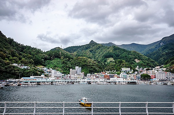 포토 JPG 주간 구름 자연 하늘 산 주택 풍경 사람없음 야외 건물 마을 항구 어선 방파제 산등성이 울릉도 저동항 국내포토 자연요소 건축물 공공시설 섬 배_교통 교통시설 경상북도 생태계 파일형식