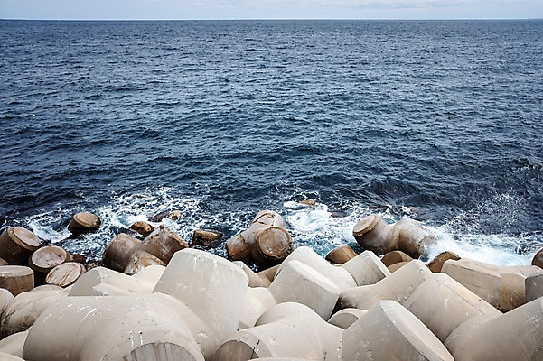 포토 JPG 주간 파도 바다 자연 풍경 사람없음 야외 항구 방파제 울릉도 테트라포드 국내포토 자연요소 공공시설 섬 교통시설 경상북도 생태계 파일형식