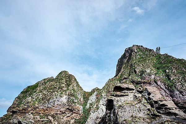 포토 JPG 주간 구름 로우앵글 섬 자연 하늘 풍경 사람없음 야외 바위 정상 독도 서도 국내포토 자연요소 뷰포인트 한국 돌_바위 생태계 파일형식