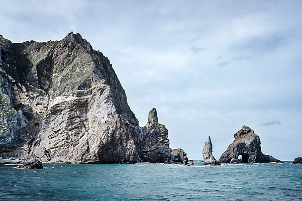 포토 JPG 주간 구름 바다 섬 자연 하늘 풍경 사람없음 야외 바위 독도 동도 국내포토 자연요소 한국 돌_바위 생태계 파일형식