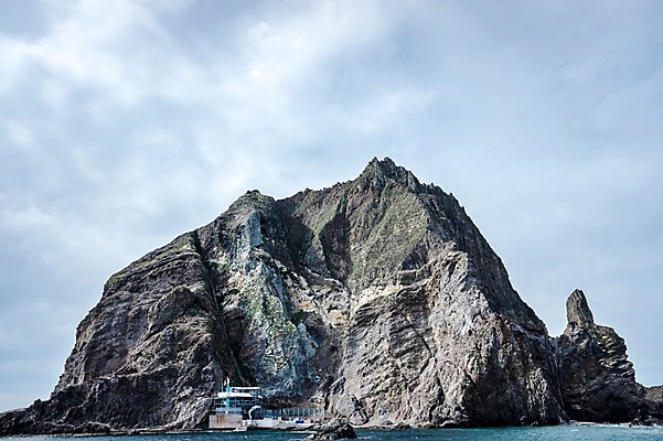 포토 JPG 주간 구름 바다 섬 자연 하늘 풍경 사람없음 야외 바위 전망대 독도 동도 국내포토 자연요소 한국 돌_바위 생태계 파일형식