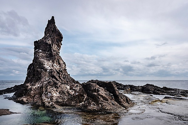 포토 JPG 주간 구름 바다 자연 하늘 풍경 사람없음 야외 바위 독도 촛대바위_울릉도 국내포토 자연요소 섬 한국 돌_바위 바위_돌 생태계 울릉도 파일형식