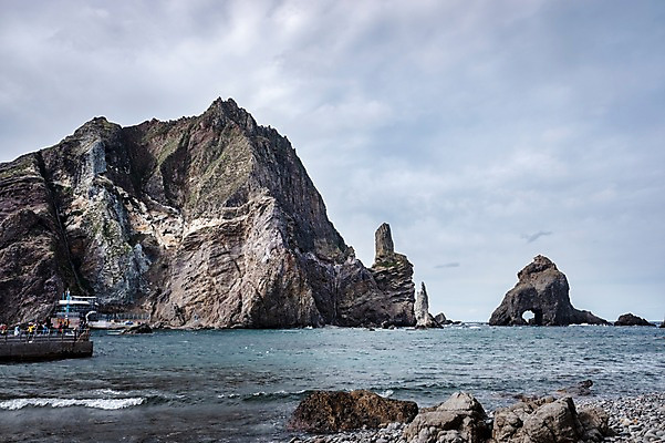 포토 JPG 주간 구름 바다 섬 자연 하늘 사람 풍경 여러명 야외 여행객 바위 독도 동도 국내포토 자연요소 다수 한국 돌_바위 생태계 파일형식