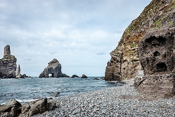 포토 JPG 주간 구름 바다 자연 하늘 풍경 해변 사람없음 야외 조약돌 바위 독도 국내포토 자연요소 섬 한국 돌_바위 생태계 파일형식