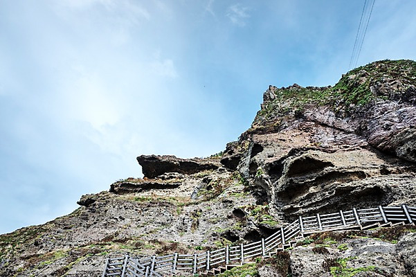 포토 JPG 주간 구름 로우앵글 난간 자연 하늘 산 풍경 사람없음 야외 계단 바위 독도 서도 국내포토 자연요소 뷰포인트 섬 한국 돌_바위 생태계 파일형식