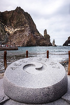 포토 JPG 주간 바다 섬 자연 표시 한국 사람 풍경 여러명 야외 여행객 동쪽 독도 표시석 국내포토 자연요소 아시아 다수 돌_바위 방향 생태계 파일형식