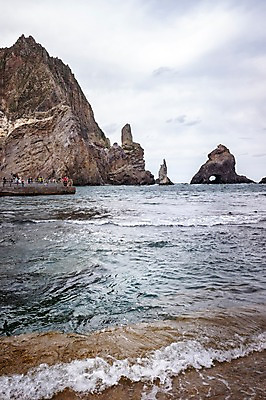 포토 JPG 주간 구름 물결 파도 바다 자연 하늘 풍경 여러명 해변 야외 여행객 바위 독도 동도 국내포토 자연요소 섬 다수 한국 사람 돌_바위 생태계 파일형식