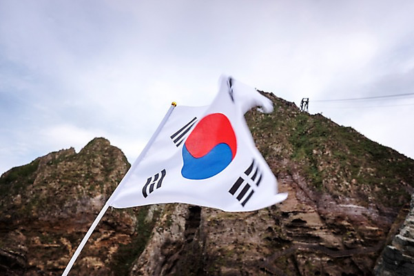 포토 JPG 주간 구름 자연 하늘 날리기 산 풍경 사람없음 야외 바위 태극기 삼일절 독도 광복절 국내포토 자연요소 섬 모션 한국 공휴일 돌_바위 국기 국경일 생태계 파일형식