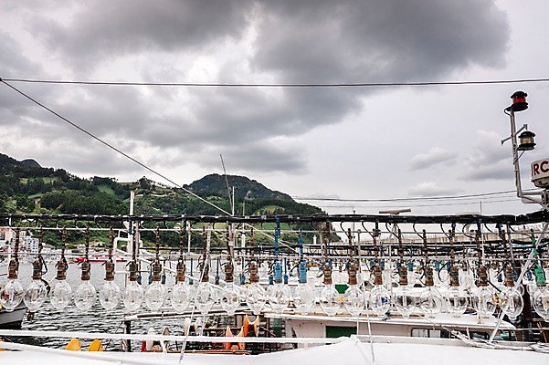 포토 JPG 주간 구름 자연 풍경 사람없음 야외 항구 램프 어선 먹구름 산등성이 울릉도 오징어배 국내포토 자연요소 섬 배_교통 교통시설 조명 산 경상북도 생태계 파일형식 구름_자연