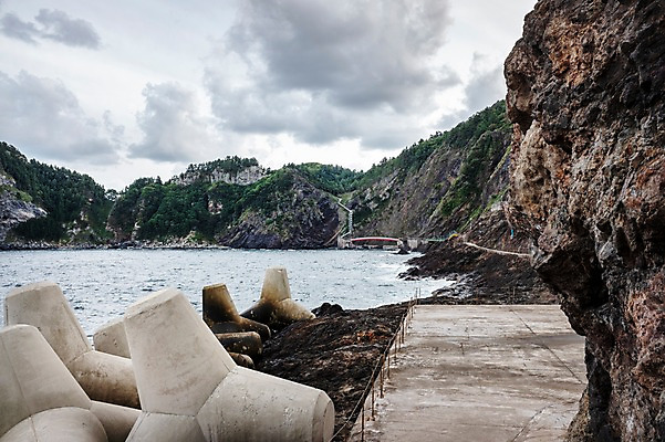 포토 JPG 주간 바다 자연 풍경 사람없음 야외 항구 절벽 방파제 울릉도 테트라포드 국내포토 자연요소 공공시설 섬 교통시설 경상북도 생태계 파일형식