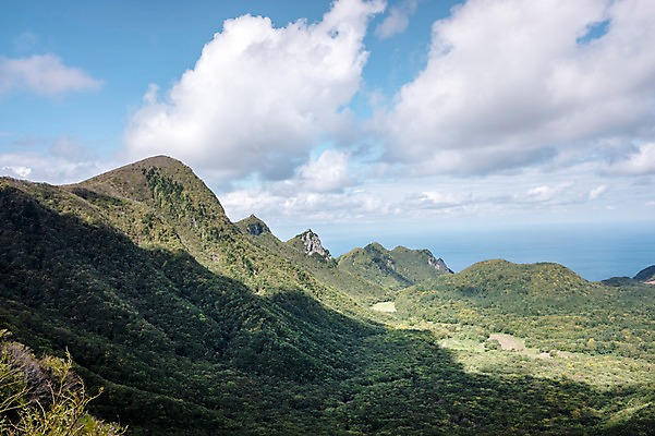 포토 JPG 주간 구름 자연 하늘 산 풍경 사람없음 야외 산등성이 울릉도 나리분지 국내포토 자연요소 섬 경상북도 생태계 파일형식